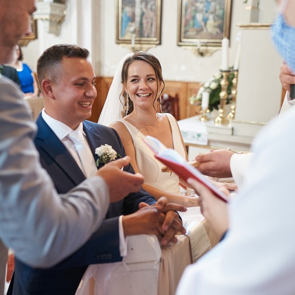 Vesela vymena prstienkov pri svadobnom obrade v kostole