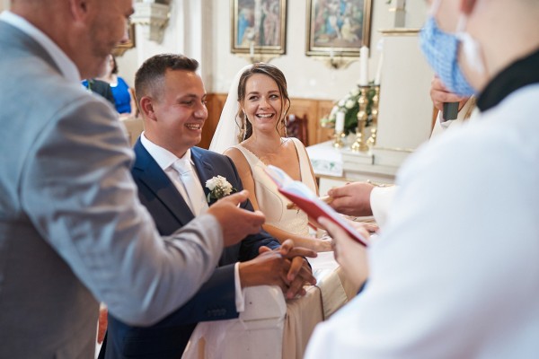 Vesela vymena prstienkov pri svadobnom obrade v kostole