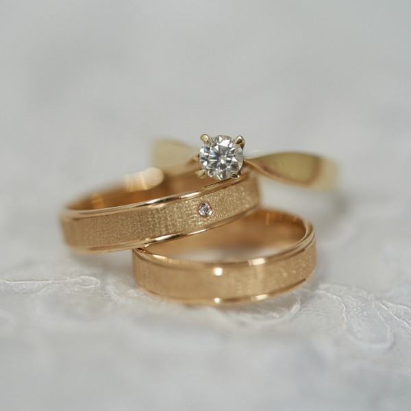 Detail svadobnych prstenov a snubneho prstena