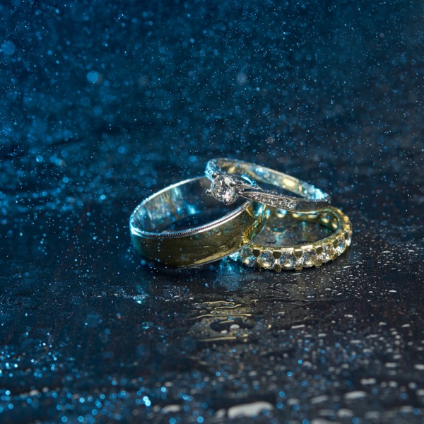Svadobne prstene a zasnubny prstienok s kvapkami vody