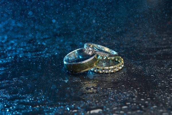 Svadobne prstene a zasnubny prstienok s kvapkami vody