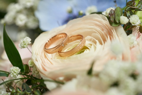Svadobne prstienky ulozene na svadobnej kytici