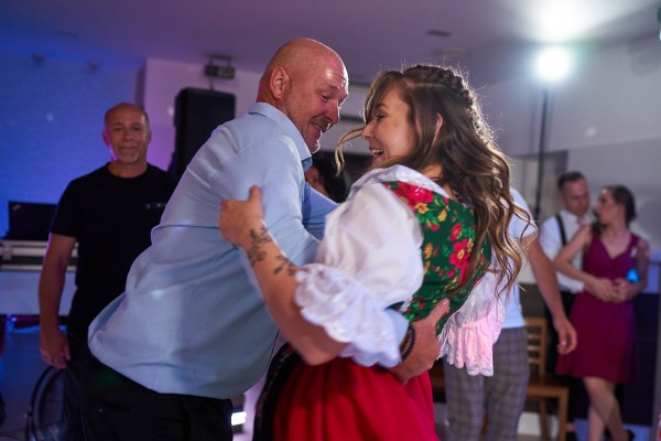 Svadobne kolo po odcepceni, redovy tanec, svadobna zabava vo Vinarskom dome v Pezinku