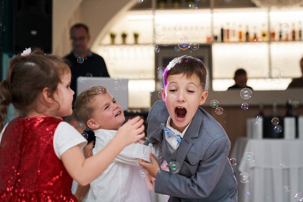 Deti chytajuce bubliny pocas svadobnej zabavy