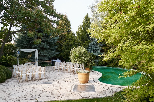 Pohlad na sobasne miesto pri bazene v zahrade Castel Mierovo