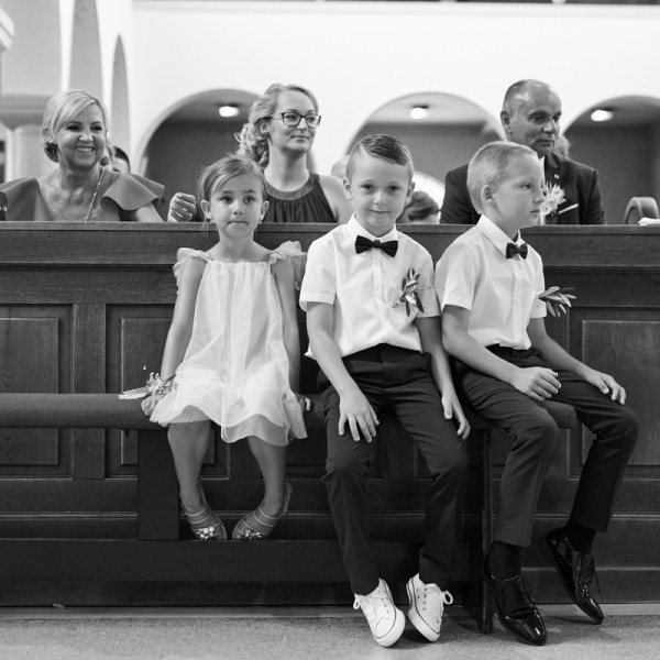 deti sediace v kostole pri svadobnom obrade