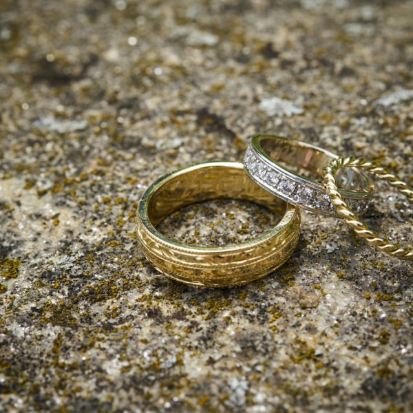 Detailna foto prstienkov polozenych na kameni
