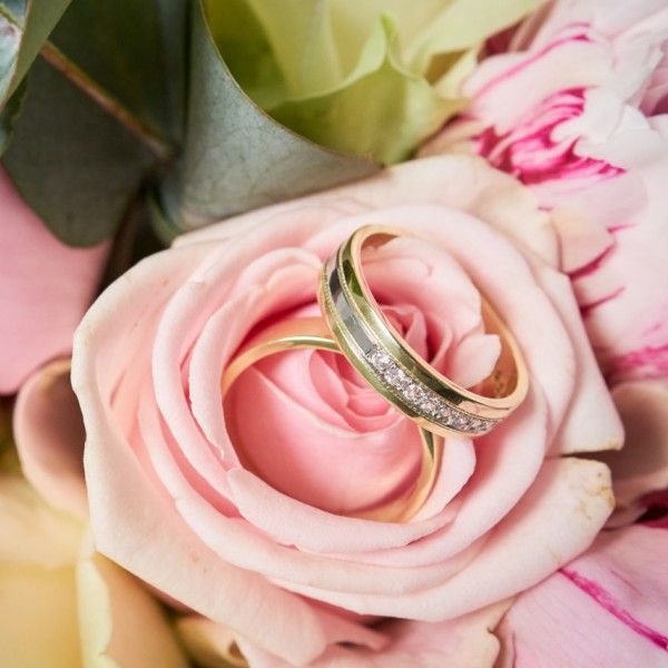 svadobne prstene ulozene v kvete ruze