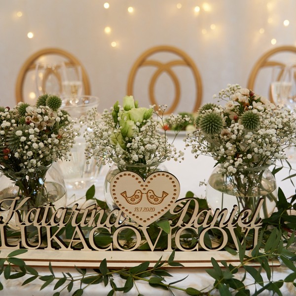 Drevene pismenka, vyzdoba na svadobnom stole