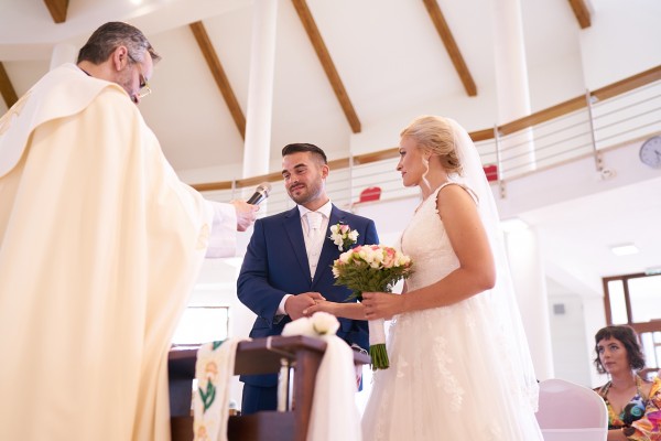 svadobny fotograf manzelsky slub v kostole