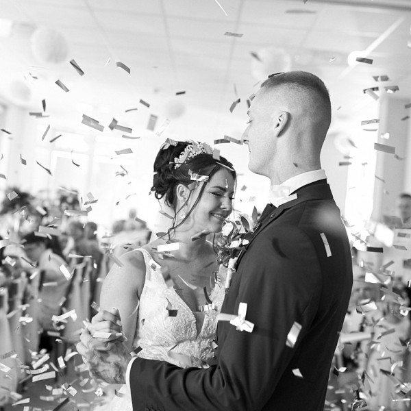 Padajuce konfety na konci prveho svadobneho tanca zenicha s nevestou