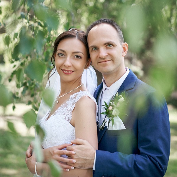 Zenich s nevestou v parku Budmerickeho kastiela, svadobne parove fotenie