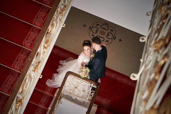 Svadobny par stojaci na schodisku hotela Elizabeth v Trencine