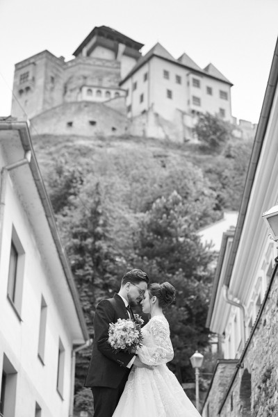 Pod Trencianskym hradom, zenich a nevesta v objati, svadobne portretove fotenie